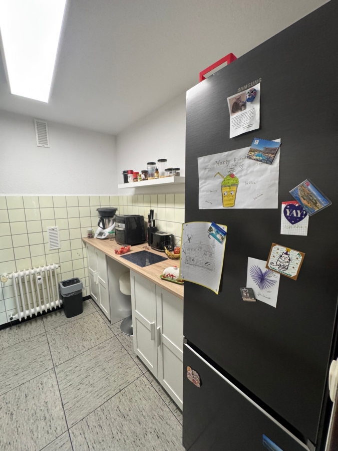 Küche mit Kühlschrank