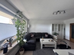 Helles Wohnzimmer mit Sofa
