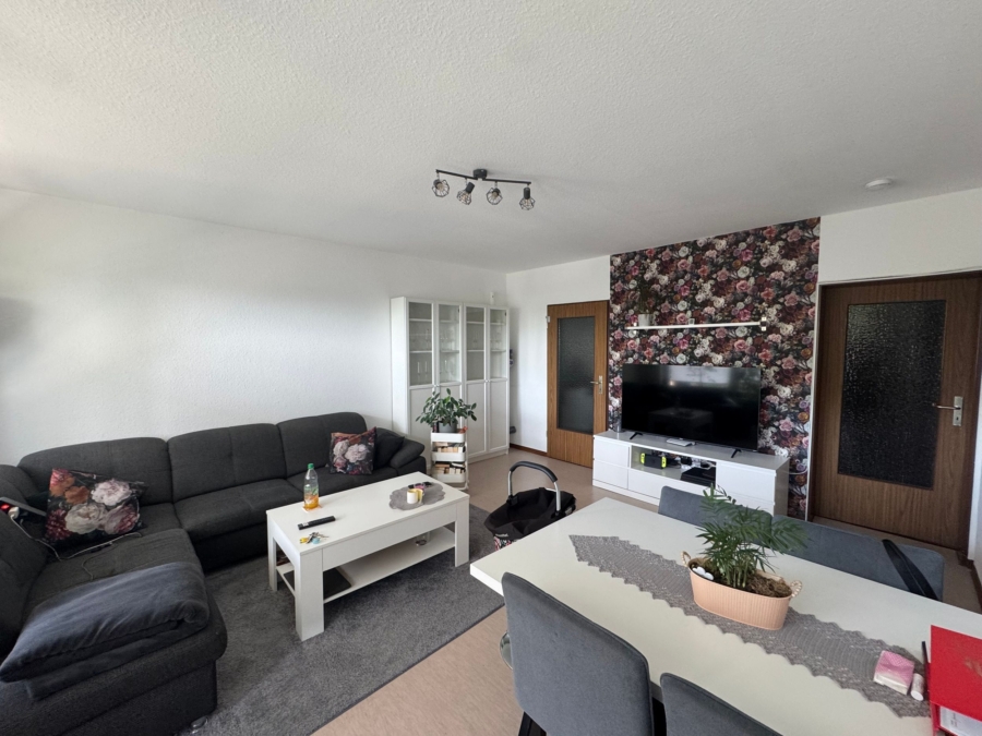 Helles Wohnzimmer mit Sofa