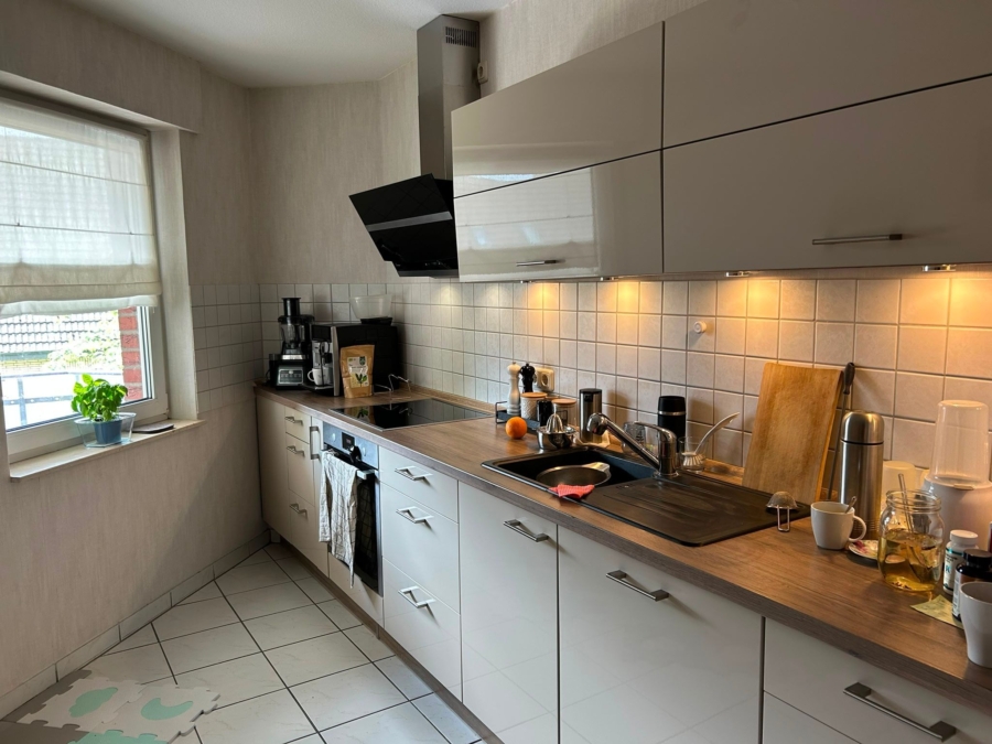 Moderne Küche mit Fenster