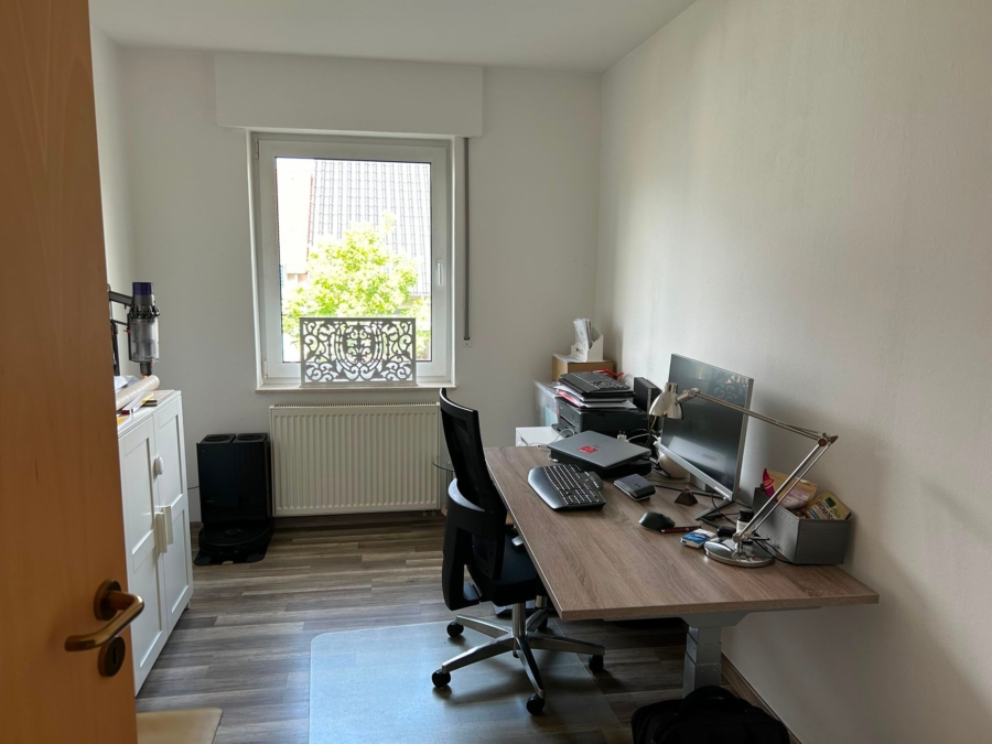 Helles Arbeitszimmer