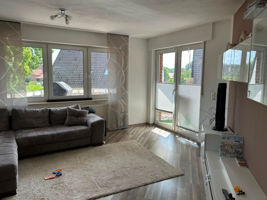 Helles Wohnzimmer mit Balkon