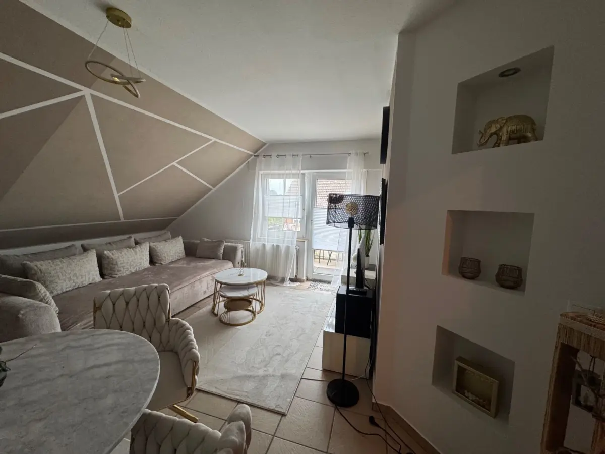 Helles Wohnzimmer mit Balkon