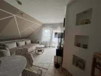 Helles Wohnzimmer mit Balkon