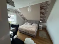 Helles Schlafzimmer mit Dachschräge