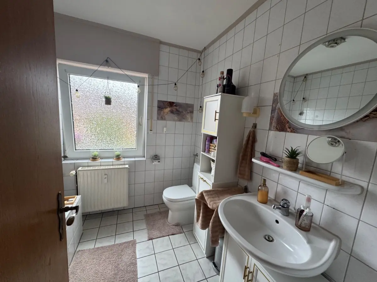 Helles Badezimmer mit Fenster