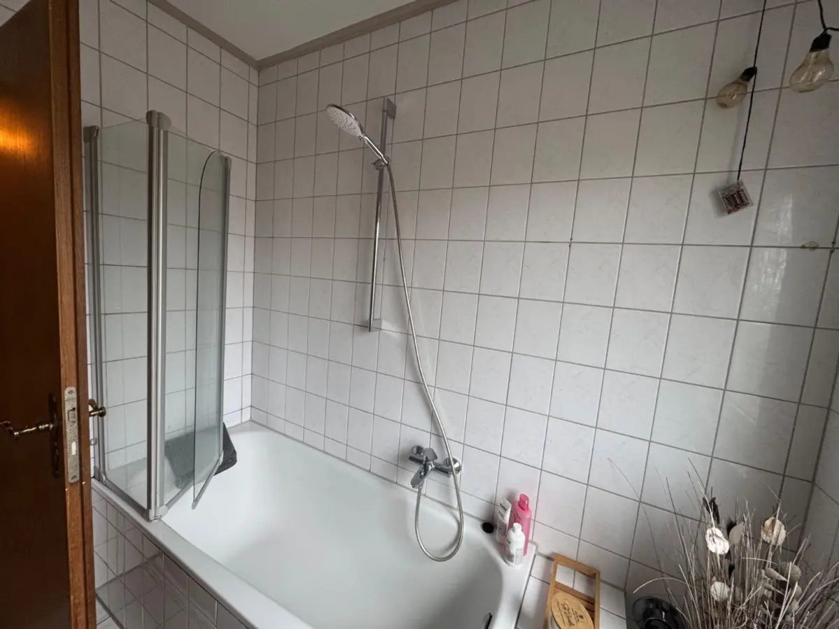 Helles Badezimmer mit Wanne