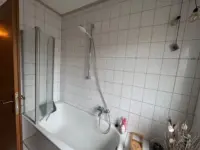 Helles Badezimmer mit Wanne