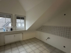 Leere Küche mit Dachschräge - Geräumige 3-Zimmer Wohnung im Ortskern von Neuenkirchen/Br. zu vermieten!