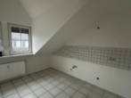 Leere Küche mit Dachschräge - Geräumige 3-Zimmer Wohnung im Ortskern von Neuenkirchen/Br. zu vermieten!