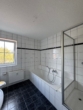 Helles Badezimmer mit Fenster - Geräumige 3-Zimmer Wohnung im Ortskern von Neuenkirchen/Br. zu vermieten!