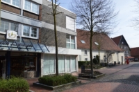 Stadtstraße mit Geschäften
