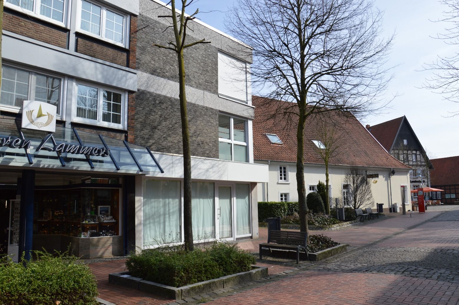 Stadtstraße mit Geschäften