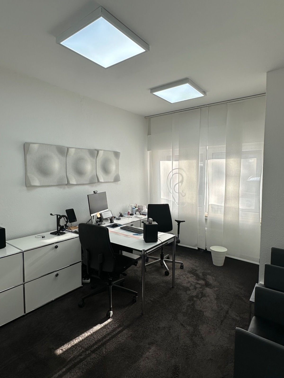 Helles Büro im Erdgeschoss