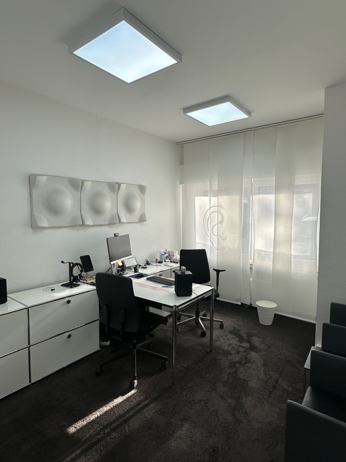 Helles Büro im Erdgeschoss