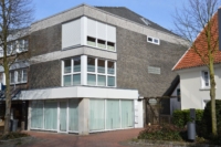 Eckgebäude mit Schaufenstern