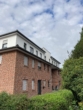 Backstein-Gebäude im Grünen