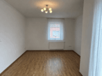 Leere Wohnung mit Balkon