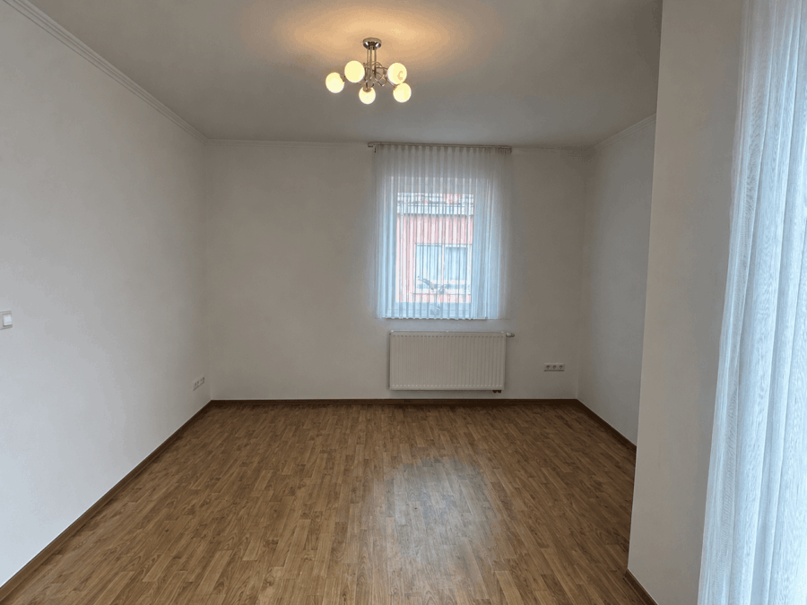 Leere Wohnung mit Balkon