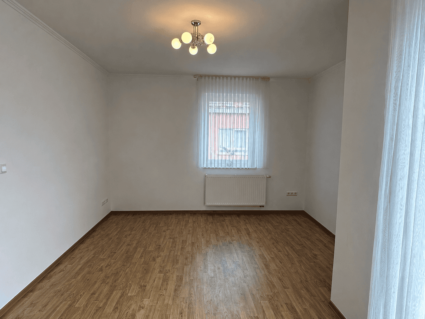 Leere Wohnung mit Balkon