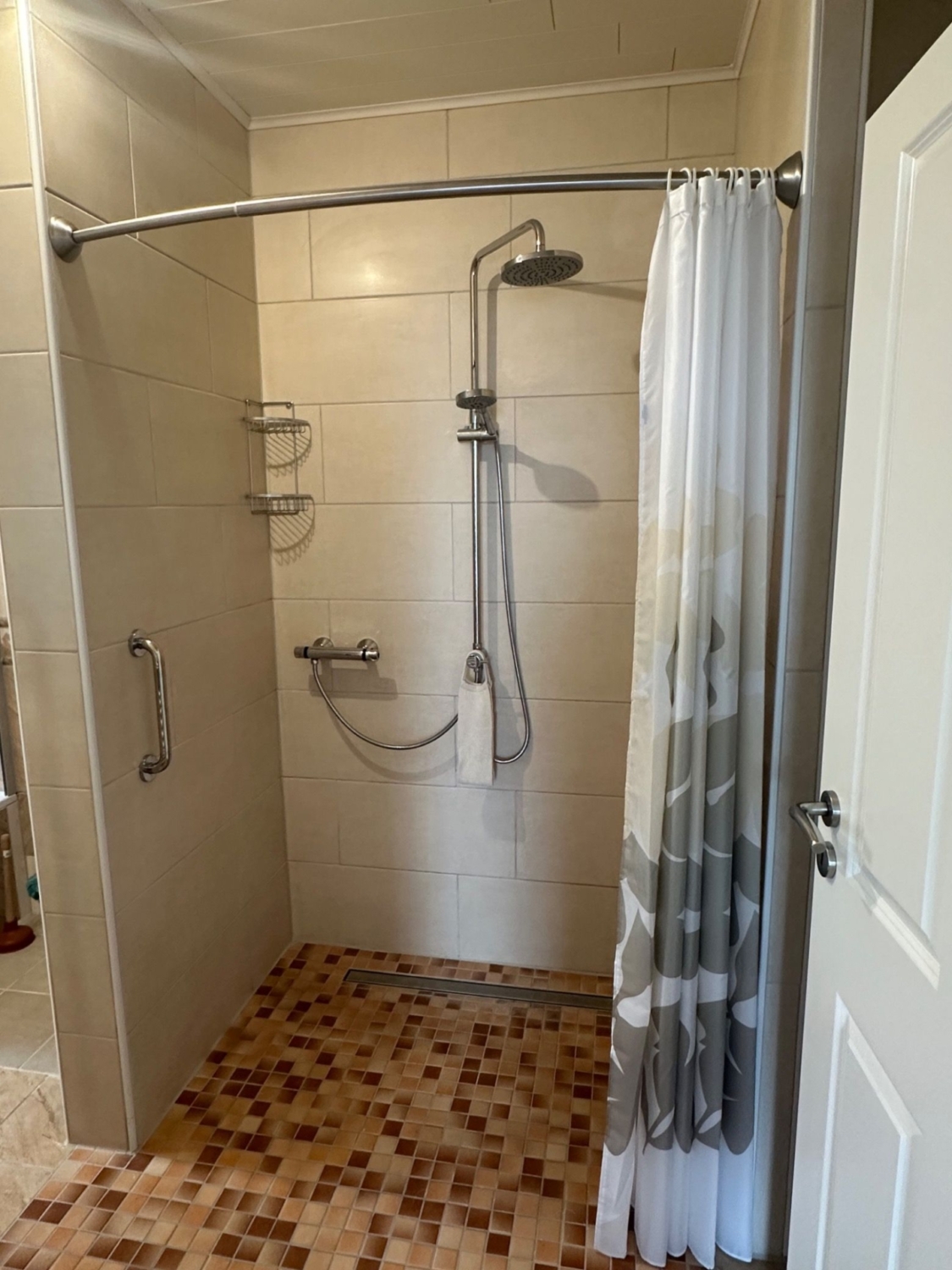 Moderne Dusche mit Vorhang