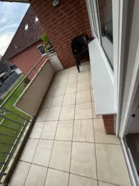 Balkon mit Ziegelwand