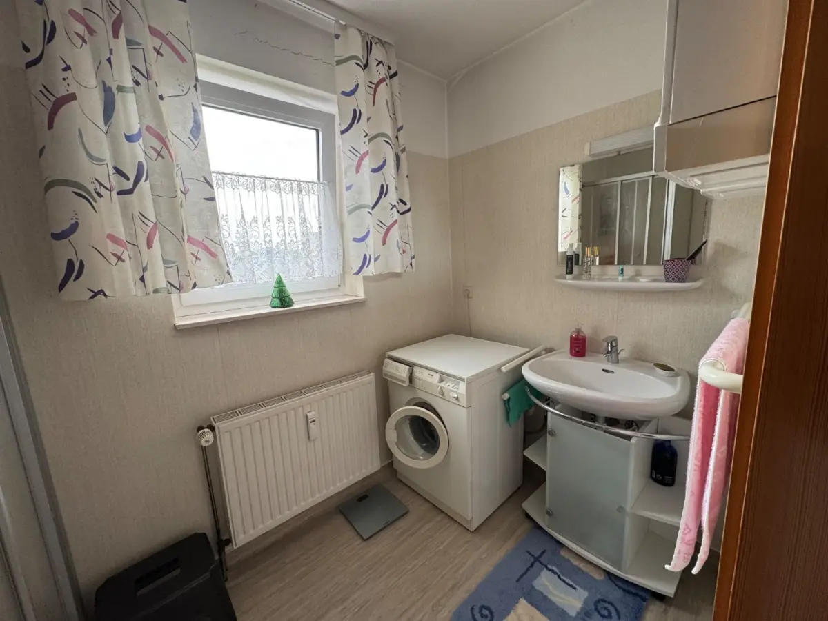 Helles Badezimmer mit Fenster