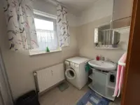 Helles Badezimmer mit Fenster