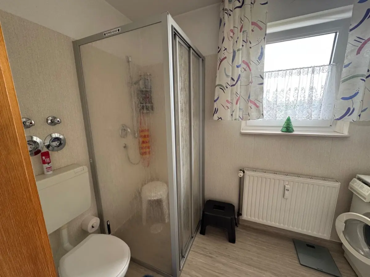 Badezimmer mit Dusche